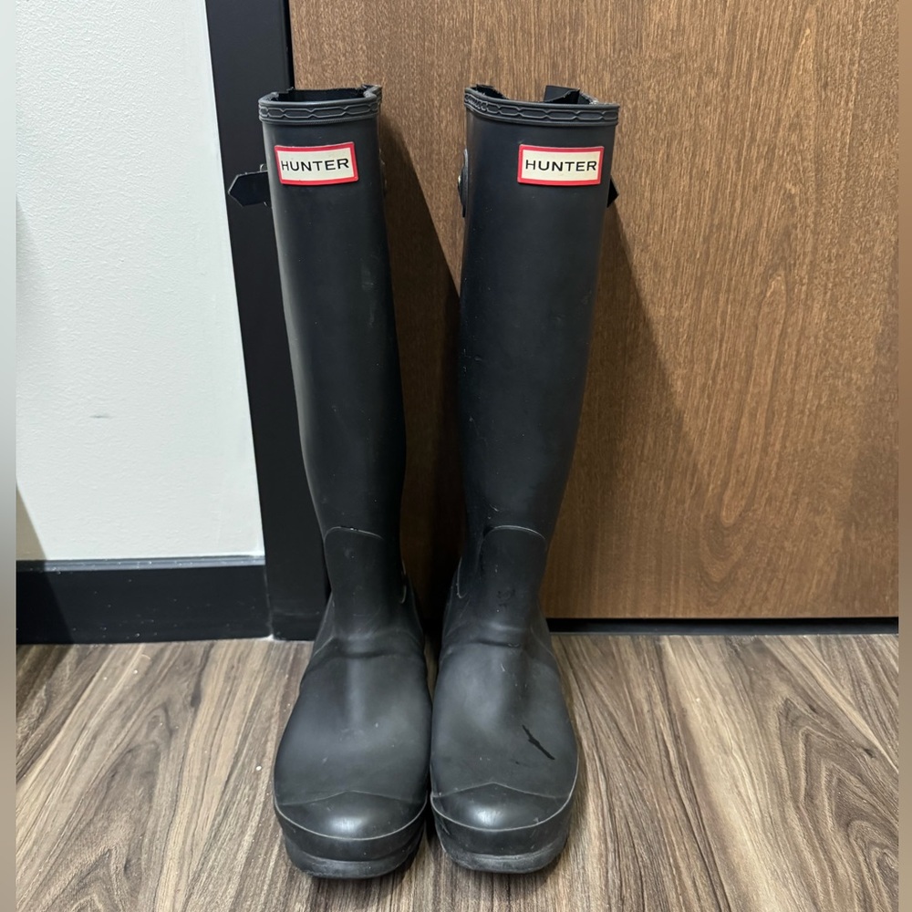 Hunter Rain Boots in Matte Black. US size 8.